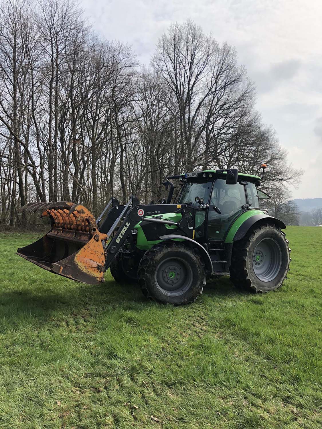 Deutz Schlepper mit Greifschaufel auf dem Feld