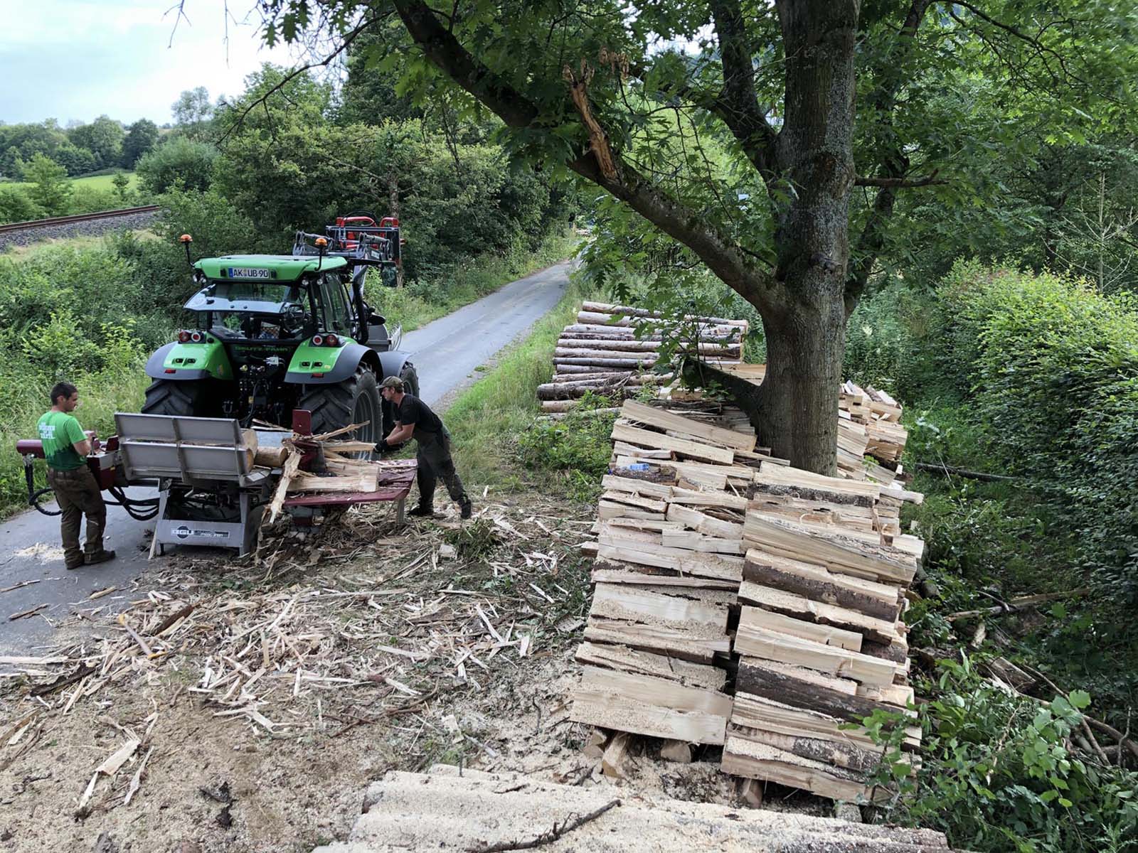 Martin Grollius bei der Holzbearbeitung