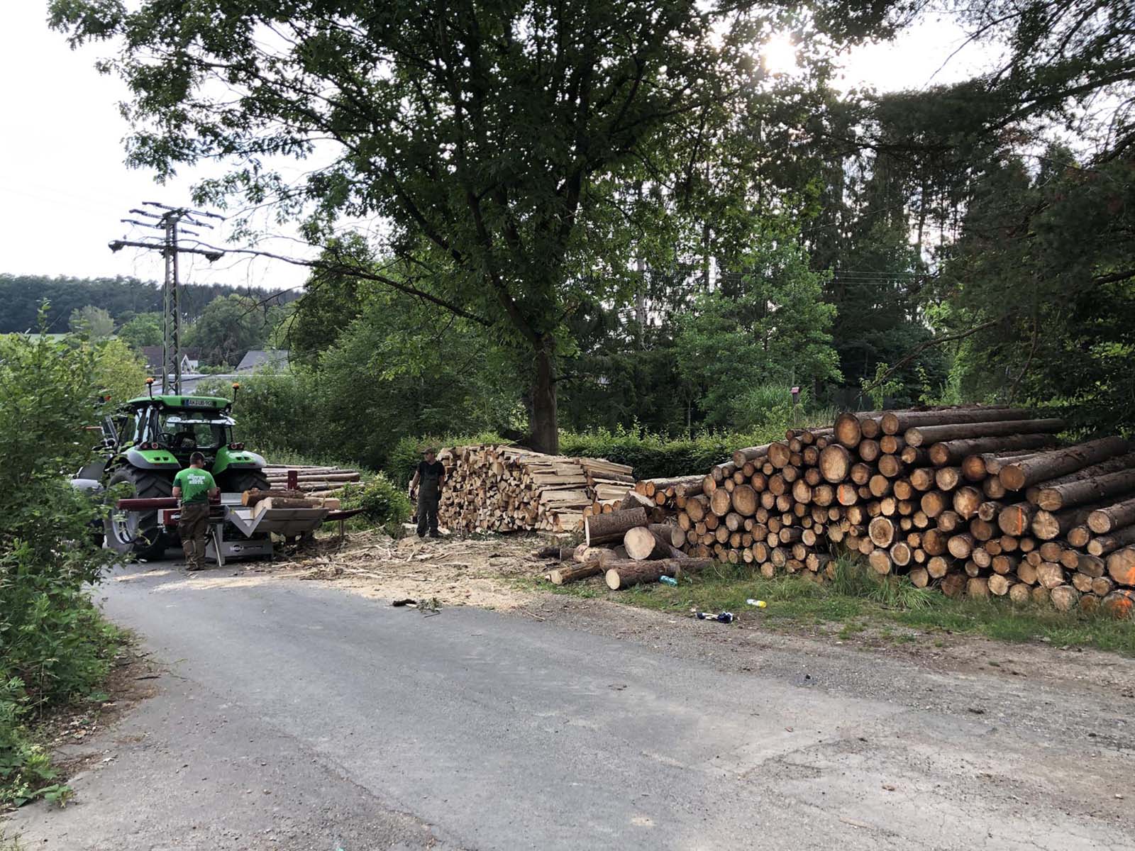 Martin Grollius bei der Holzbearbeitung