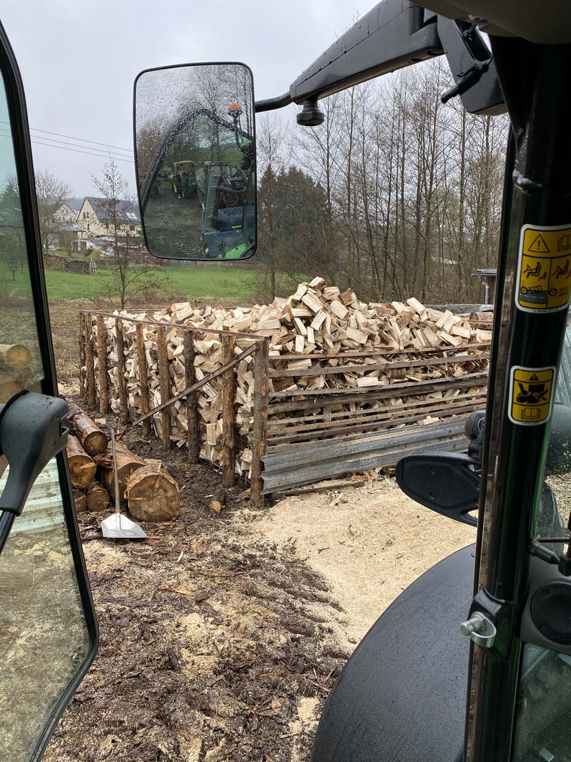 Hand zeigt kleine Brennholzstücke 