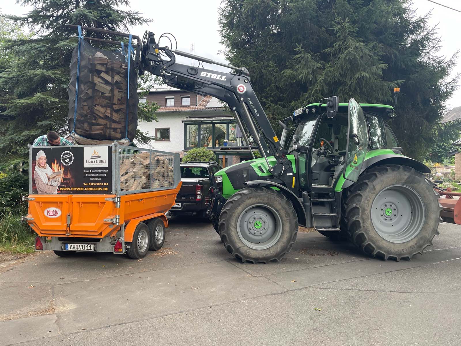 2 Schlepper bündeln Holz